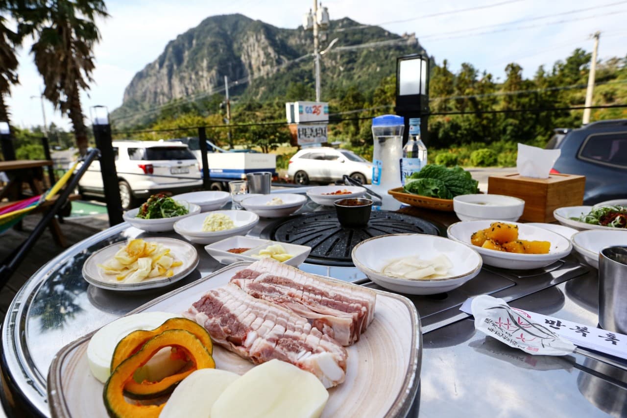 만복흑돼지: 야외 테이블에서 즐기는 흑돼지