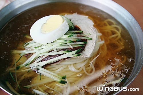 산방식당 본점: 대정읍의 명물, 쫄깃한 면발과 수육의 조화
