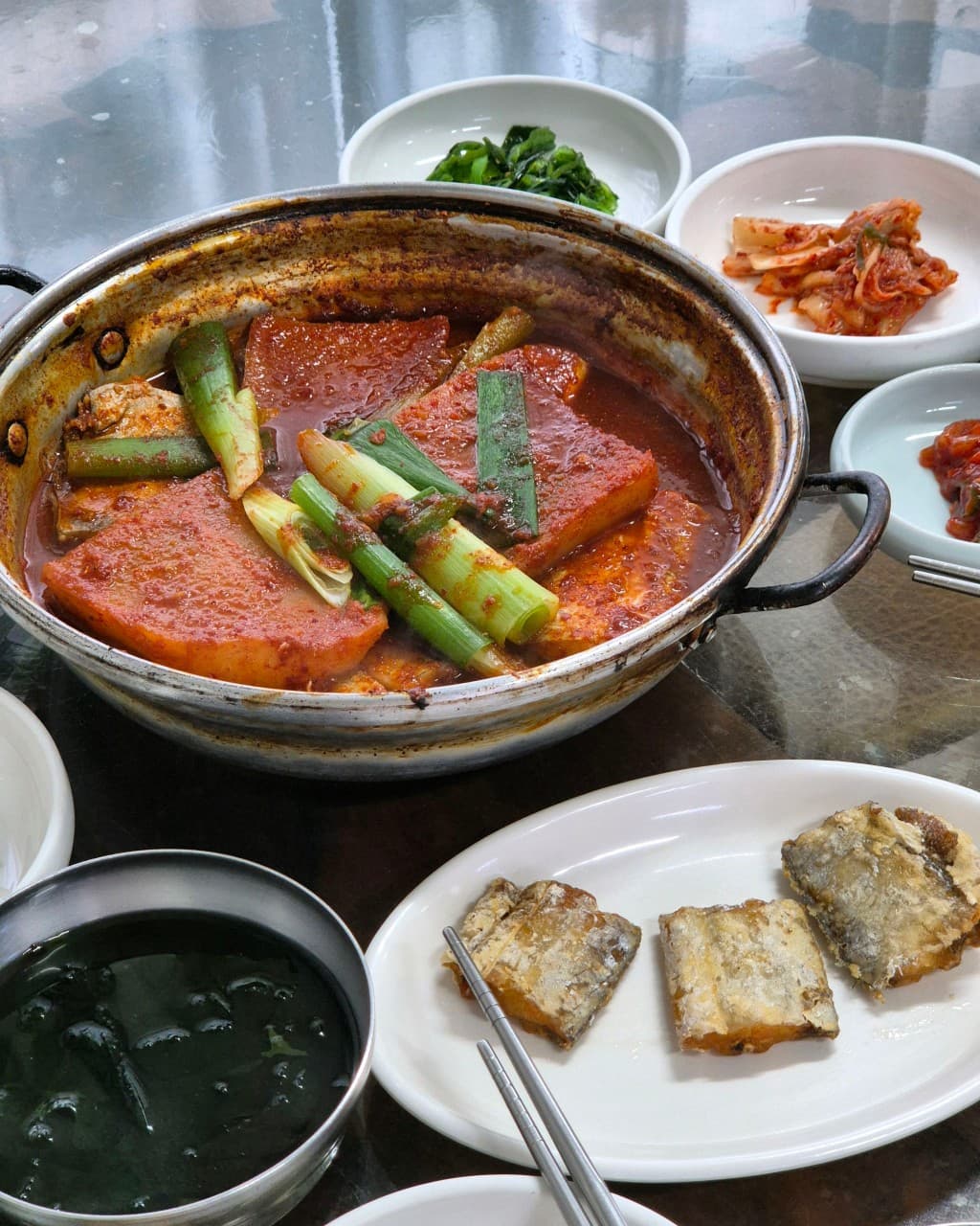 삼거리식당: 정갈한 반찬과 갈치조림의 조화