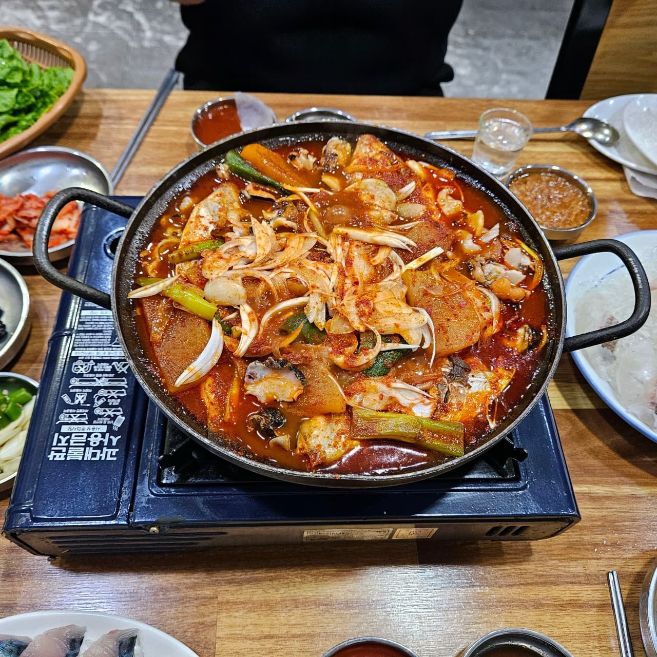 모살물: 저렴한 가격에 푸짐한 모듬회를 맛볼 수 있는 곳