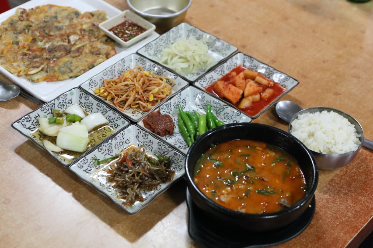 풍년식당: 서귀포 오일장 보말칼국수와 토속음식