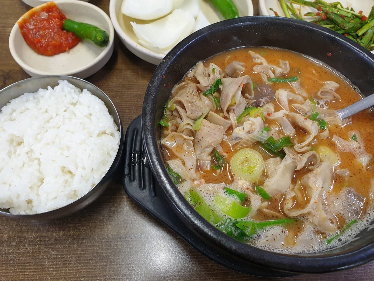 돗도구리돼지머리국밥: 든든한 돼지머리국밥과 순대국밥
