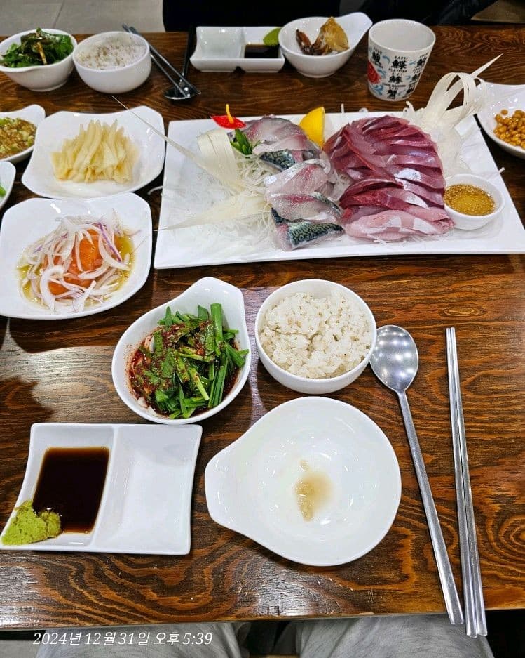 아침바다: 고등어회와 방어회로 유명한 도민 맛집