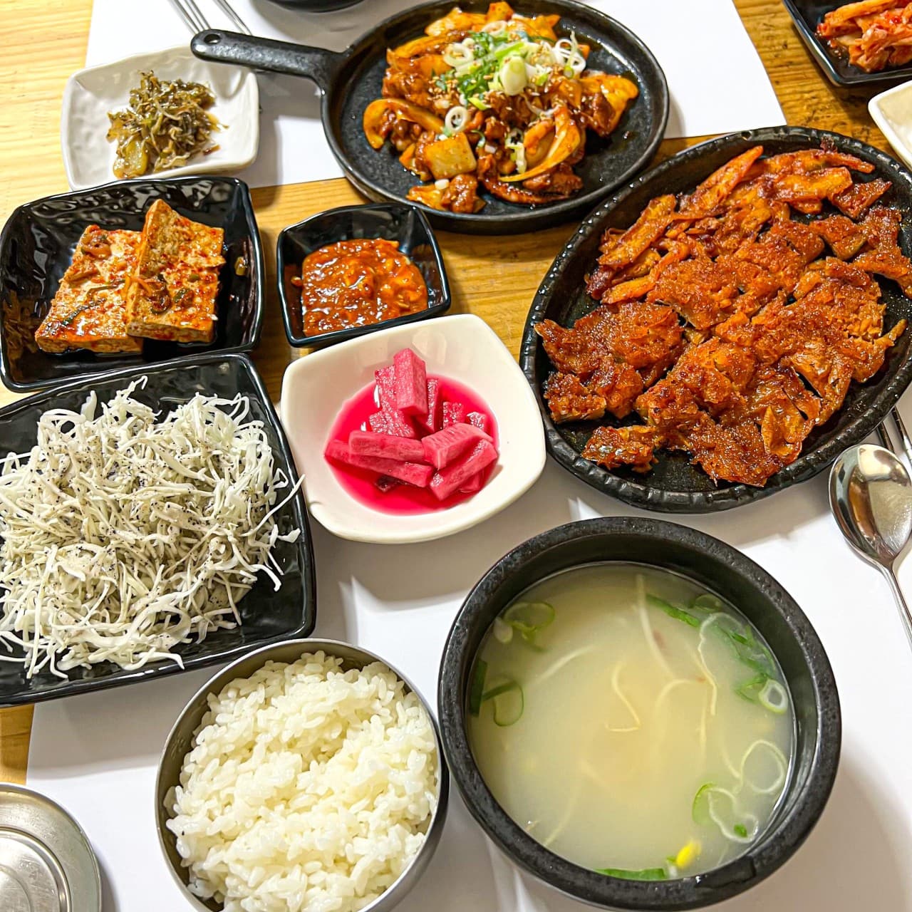 황금부엌 2호점: 신선한 재료로 만든 다채로운 정식